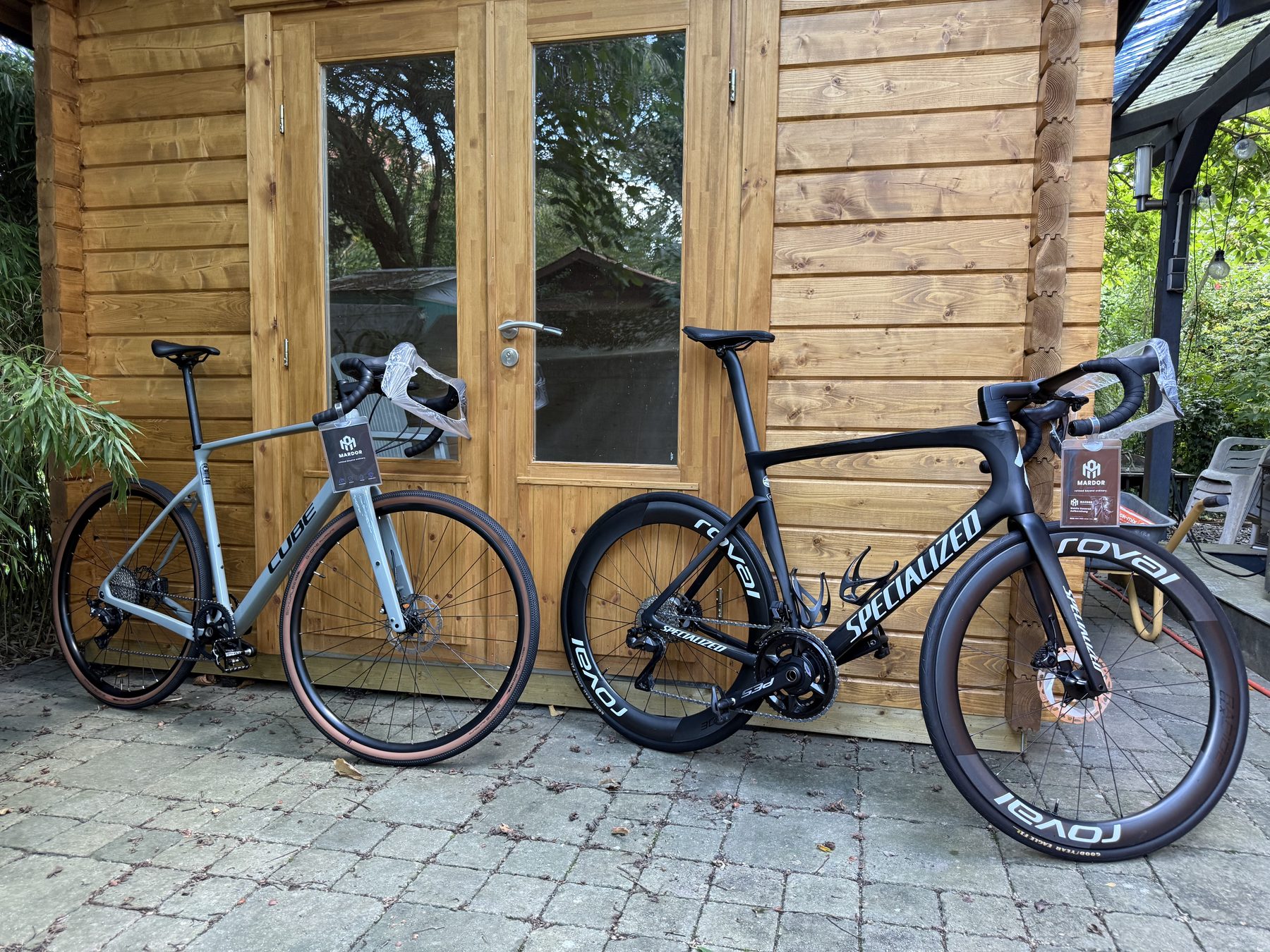 Zwei aufbereitete Rennräder von MARDOR, Cube und Specialized